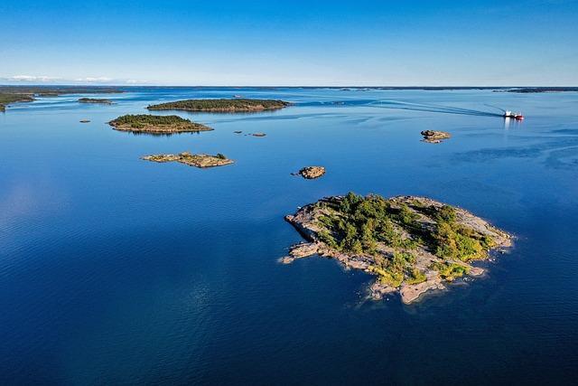 Finland Uncovered: Your Essential Travel Guide to the Land of a Thousand Lakes and Northern Lights
